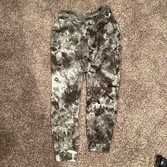 Lululemon Ready to Rulu Joggers - Picture 5 of 7